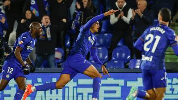 GETAFE (MADRID), 22/11/2024.- El delantero del Getafe, Álvaro Rodriguez, celebra el primer gol del equipo getafense durante el encuentro correspondiente a la jornada 14 de Laliga EA Sports que disputan hoy viernes Getafe y Valladolid en el Coliseum de Getafe. EFE / Juanjo Martín.