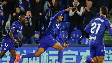 GETAFE (MADRID), 22/11/2024.- El delantero del Getafe, Álvaro Rodriguez, celebra el primer gol del equipo getafense durante el encuentro correspondiente a la jornada 14 de Laliga EA Sports que disputan hoy viernes Getafe y Valladolid en el Coliseum de Getafe. EFE / Juanjo Martín.