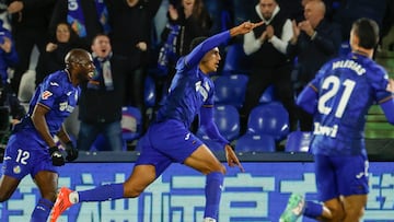 Álvaro Rodriguez, celebra el primer gol del equipo getafense durante el encuentro correspondiente a la jornada 14 de Laliga EA Sports disputada entre Getafe y Valladolid.
