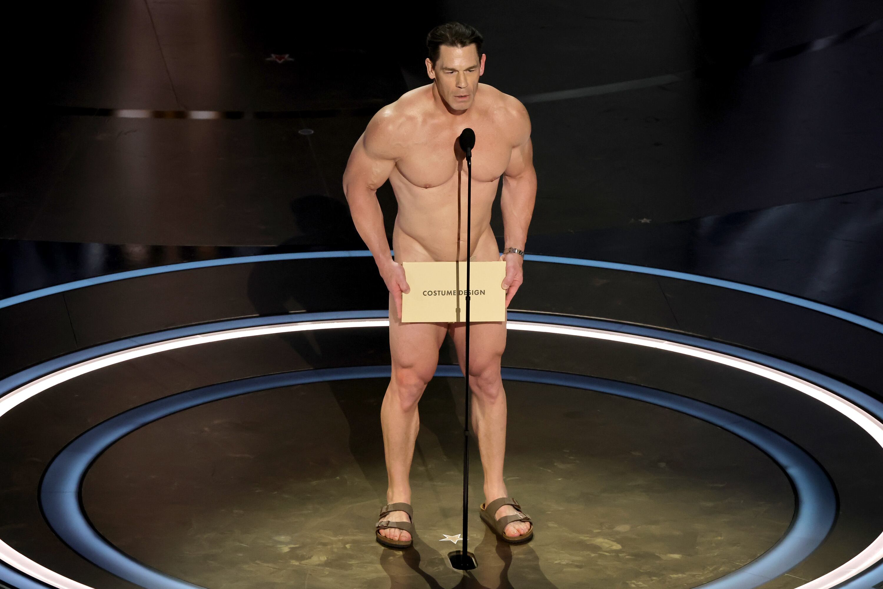 HOLLYWOOD, CALIFORNIA - 10 DE MARZO: John Cena habla en el escenario de la 96ª Entrega Anual de los Premios de la Academia en el Dolby Theatre el 10 de marzo de 2024 en Hollywood, California. (Foto de Kevin Winter/Getty Images)
