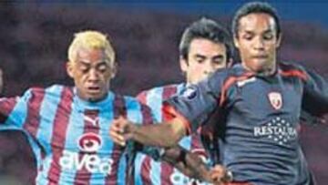 <b>EMPATE. </b>Marcelinho y Valdo en pugna en el choque de ayer.