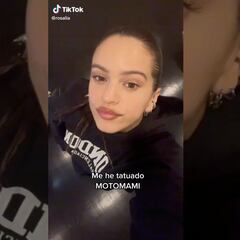 ¡Eso es compromiso! Rosalía se tatuó “Motomami” en las manos