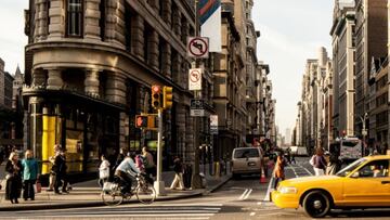 El alcalde de Nueva York, Eric Adams, impone toque de queda para los migrantes de refugios: Horas límite para salir y penas por no cumplir la medida.