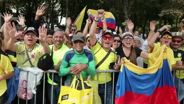 Locura colombiana en París: la afición espera eufórica a la nueva estrella Bernal