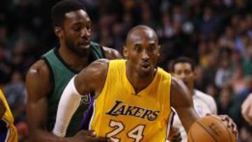 Kobe Bryant, defendido por Jeff Green, en el clásico ante los Celtics.