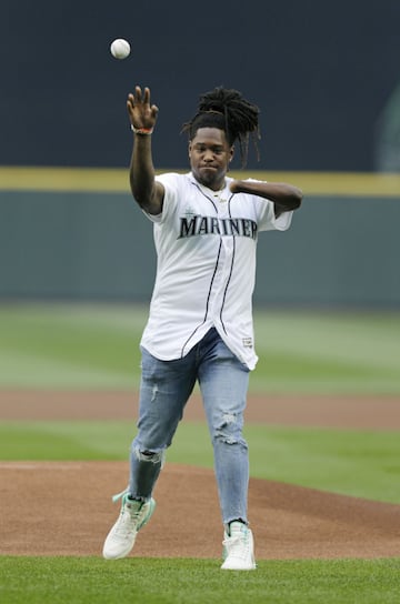 El nuevo jugador de los Seahawks saltó a la lomita en nombre de los Mariners el 29 de junio de 2018 ante los Royals.