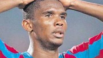 <b>LAMENTOS. </b>Samuel Etoo se lleva las manos a la cabeza tras fallar un gol, en el derby ante el Espanyol del pasado sábado.