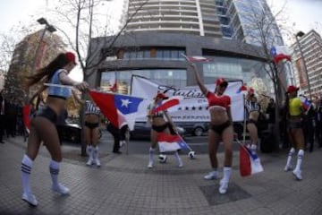 Las modelos del Platinium, famoso night club de Santiago, bailaron al ritmo del himno de la Copa América en las calles de la capital.