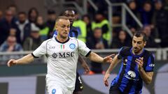 Milan (Italy), 17/03/2024.- Napoli'Äôs Stanislav Lobotka (L) in action against Inter Milan'Äôs Henrih Mkhitaryan during the Italian Serie A soccer match between FC Inter and SSC Napoli, in Milan, Italy, 17 March 2024. (Italia) EFE/EPA/MATTEO BAZZI
