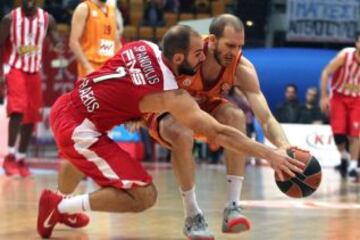 Duelo de veteranos. Spanoulis y Guler pelean por un balón.