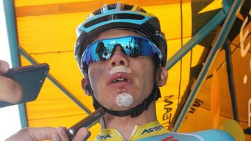 Miguel &Aacute;ngel L&oacute;pez atiende a los medios antes de la cuarta etapa de la Vuelta a Espa&ntilde;a tras su dura ca&iacute;da camino de &Eacute;zaro.