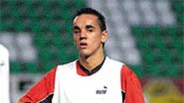 El jugador del Elche B Jaime Navarro podría tener su oportunidad ante el Ciudad de Murcia si Carlos Cantarero decide convocarle para cubrir alguna de las múltiples ausencias que tiene para el encuentro de mañana. El canterano se siente "capacitado para jugar en Segunda" y con ello vería hecho realidad un sueño: "Si dejé el Atlético fue para jugar en el equipo de mi ciudad".