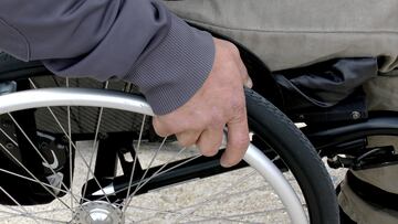 Un hombre tetrapl¨¦jico vuelve a caminar tras un implante