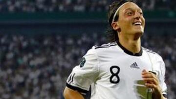 <strong>ÖZIL.</strong>