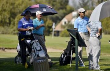 Claudio Borghi se relaja jugando golf junto al cantante Douglas y al golfista Juan Cerda.