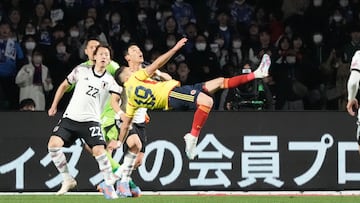 Rafael Santos Borré anota de chilena en partido de la Selección Colombia.