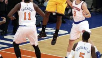 LeBron James lanza a canasta ante Samuel Dalembert y Jose Calderón.