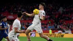 Kike Salas controla el balón con el pecho en el choque liguero ante el Athetic.