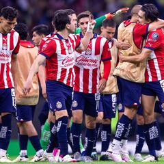 Roberto Alvarado anota el tercero de Chivas en contra del América