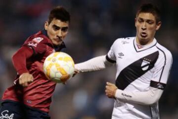 David Llanos disputa el balón con Joaquín Pereyra del Danubio de Uruguay .