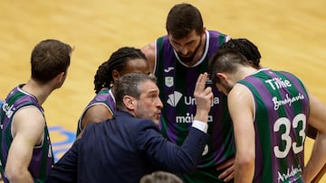 LUGO, 08/02/2025.- El entrenador del Unicaja, Ibon Navarro (c), durante el encuentro de la Liga Endesa entre CB Breogán y Unicaja Málaga, este sábado en el Pazo dos Deportes de Lugo. EFE/ Eliseo Trigo