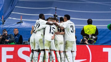 Los jugadores del Real Madrid celebran el gol de Benzema al Liverpool.