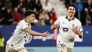 PAMPLONA, 15/04/2024.- Los jugadores del Valencia, el portugués Andre Almeida (d) y Diego López, celebran el primer gol del equipo valencianista durante el encuentro correspondiente a la jornada 31 de primera división que disputan hoy lunes Osasuna y Valencia en el estadio El Sadar de Pamplona. EFE / Jesús Diges.
