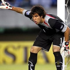 La genial atajada de Bravo en su debut en la Roja hace 16 años