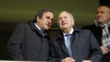 Michel Platini junto a Blatter.