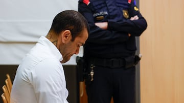 BARCELONA, 05/02/2024.- El exjugador brasile?o del FC Barcelona Dani Alves, acusado de violar a una joven en un ba?o de la discoteca Sutton de Barcelona en diciembre de 2022, sentado en el banquillo de los acusados momentos despu谷s de que arrancara el juicio contra 谷l, con el tr芍mite de cuestiones previas de acusaciones y defensas, este lunes en la Audiencia de Barcelona. EFE/ Alberto Est谷vez / ***POOL***