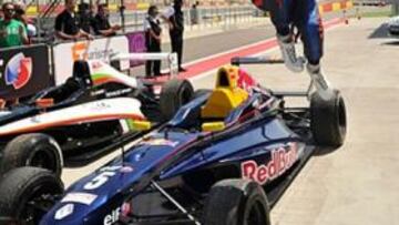 <b>MUY FELIZ. </b>Sainz Jr. celebró de este modo su triunfo en Alcañiz.