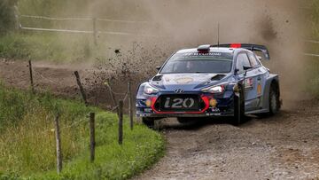 Thierry Neuville con el Hyundai en Polonia.