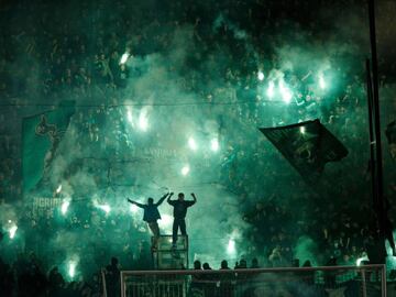 Olympiacos vs Panathinaikos 
 
 Es la gran atracci&Atilde;&sup3;n del f&Atilde;&ordm;tbol griego. En su origen el Olympiacos, fundado en El Pireo (el puerto de Atenas), representaba a la clase trabajadora. El Panathinaikos, fundado en el centro de la ciudad, pertenec&Atilde;&shy;a a la clase alta. 
 