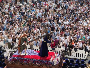 Cietos de personas ven el paso de El Nazareno durante la procesión del Santo Encuentro, a 7 de abril de 2023, en Ferrol, A Coruña, Galicia (España).  La Procesión del Santo Encuentro es uno de los momentos más destacados de la Semana Santa de Ferrol, en la que los portadores bailan juntos los pasos de la Verónica, el Nazareno, el San Juan y la Virgen de los Dolores. La Semana Santa de Ferrol está declarada de Interés Turístico Internacional desde el año 2014.