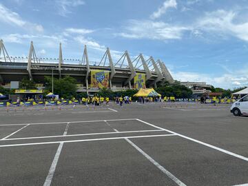 Los hinchas de la Selección Colombia acompañan al equipo en su partido ante Ecuador por las Eliminatorias Sudamericanas en el Metropolitano.