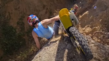 Travis Pastrana cayendo con su moto por un acantilado