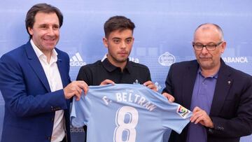 Fran Beltr&aacute;n posa con la camiseta del Celta junto a Mi&ntilde;ambres y Primitivo Ferro.