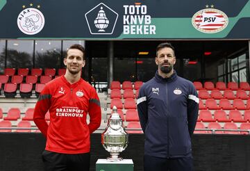 Luuk de Jong y Van Nistelrooy posan con el trofeo de la KNVB Beker.
