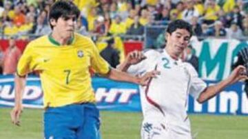 <b>EN RACHA. </b>Kaká, que golpea el balón ante Magallón, ha comenzado la temporada a gran nivel.