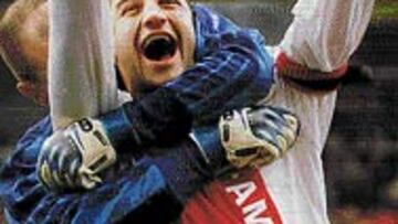 <b>GANO EL DOBLETE.</b>A sus 21 años Chivu es un ganador. Este año ha conseguido Liga y Copa con su club. El joven capitán del Ajax levanta la ensaladera del título liguero nacional.