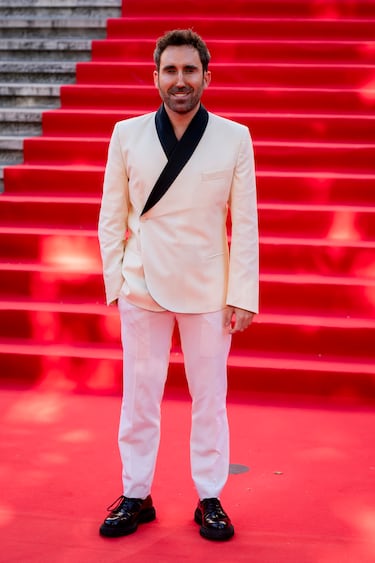 El presentador de televisión Aitor Albizua posa en la alfombra roja de la Primera edición de los Premios de la Academia de la Moda Española.