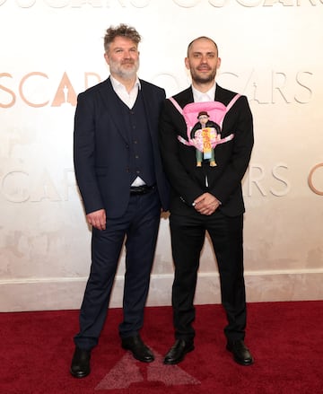 Brecht Van Elslande y Nicolas Keppens posan en la alfombra roja del Dolby Theatre.