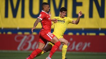 VILLAREAL, SPAIN - MAY 16: Diego Carlos of Sevilla battles for possession with Gerard Moreno of Villarreal CF during the La Liga Santander match between Villarreal CF and Sevilla FC at Estadio de la Ceramica on May 16, 2021 in Villareal, Spain. Villarreal