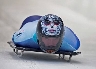 Acaba de comenzar en Lake Placid (Estados Unidos) el Campeonato Mundial de bobsleigh y skeleton, que reunirá a los mejores especialistas del planeta en la Pista Olímpica de Mt. Van Hoevenberg hasta el 16 de marzo. En la imagen, el australiano Nicholas Timmings, con una curiosa ilustración en su casco, compite en las eliminatorias de skeleton masculino.