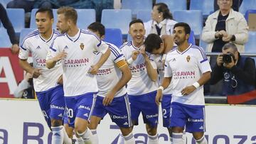 Los jugadores del Real Zaragoza celebran uno de los goles logrados frente al Alcorc&oacute;n.