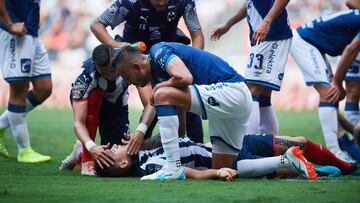 El “cachorro” disputó un balón con Maximiliano y ambos jugadores chocaron sus cabezas en busca del balón, el de Rayados fue el más afectado.