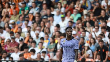 Vinicius, en el partido ante el Valencia, con los aficionados en Mestalla al fondo.