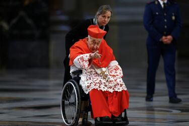 El cardenal Camillo Ruini llega a la Basílica de San Pedro el día del traslado del ataúd del Papa Francisco, que será transportado dentro de la Basílica, en el Vaticano.