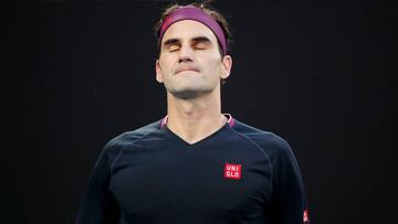 Roger Federer se lamenta durante su partido ante Novak Djokovic en el Open de Australia 2020.