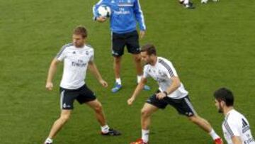 RONDO. Nacho, Illarra e Isco disputan un rondo en Valdebebas ante la mirada de Zidane.